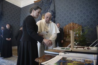 Erdélyi magyar által nemesített rózsatöveket, gyerekek műveiből készült albumot is kapott Ferenc pápa Novák Katalintól