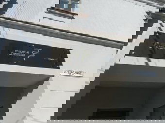 Csak román nyelvű tábla hirdeti Kolozsvár szívében a gyönyörűen felújított Hintz-házban működő patikamúzeumot