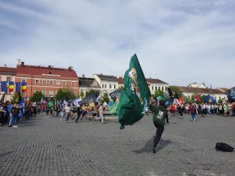 Síppal, dobbal, életerővel – „Birtokba vették” a magyar egyetemisták Kolozsvár Főterét (képriport videóval)