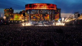 Szuperkoncerttel ért véget a brit uralkodó koronázását ünneplő rendezvénysorozat, a hétfő a jótékonykodásé