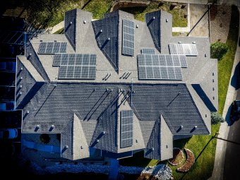 Előbújt a sötétségből az idei napelemprogram: az erdélyi igénylőknek május 24-től kell sorra „ugorniuk”