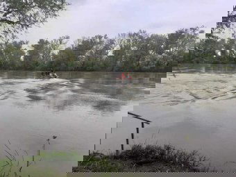 Egy férfi holttestére bukkantak a felborult csónak eltűnt utasai után kutató mentőcsapatok Perjámosnál