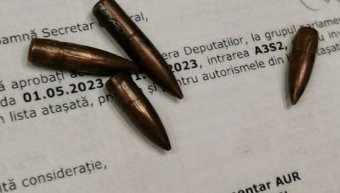 FRISSÍTVE – Töltényeket akart az AUR munkatársa bevinni a parlamentbe, botrány a parlament előtt és az ülésteremben