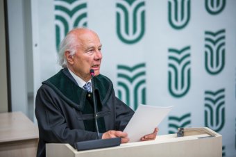 Akadémiai Aranyérmet nyújtottak át a családjával Kolozsvárról az anyaországba menekült jogtudósnak