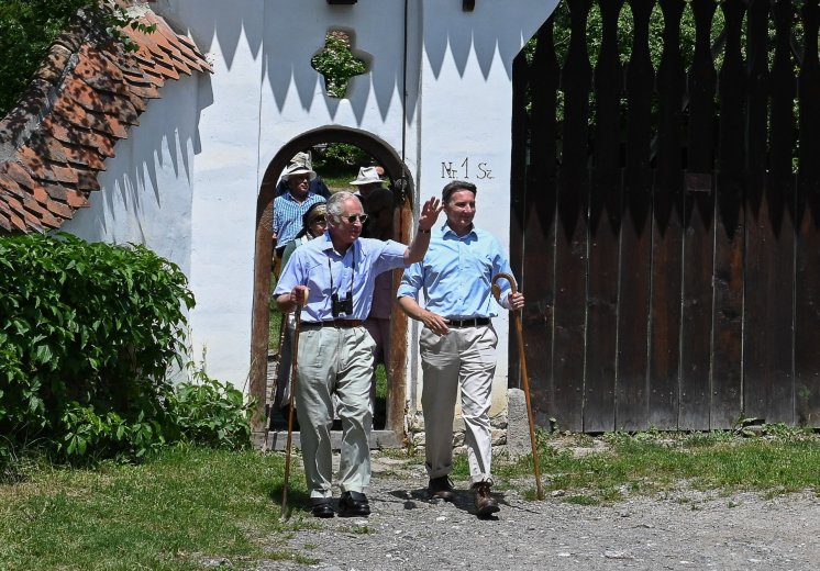 Kockakővel rakják ki az utat a brit uralkodó kedvenc székelyföldi falujában