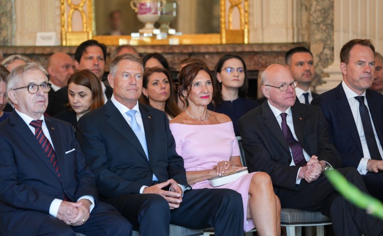 Tizenkétezer eurós ékszereket viselt a reklámarccá „csiszolt” Carmen Iohannis Németországban