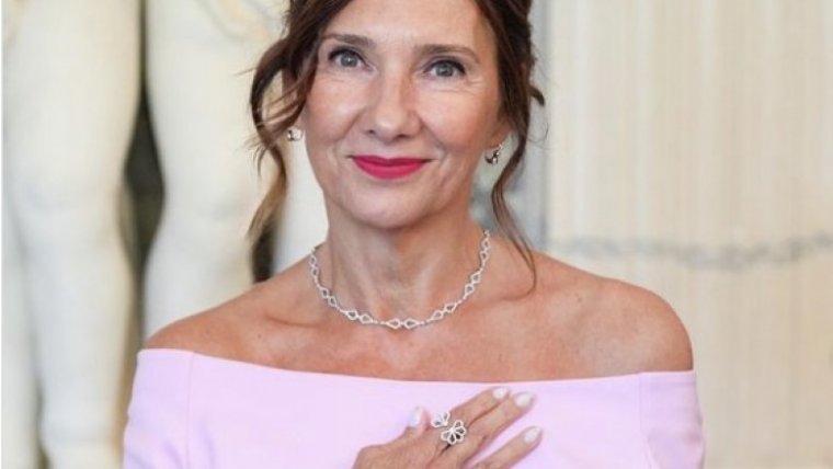 Elnöki hivatal: Carmen Iohannis csak kölcsönbe kapta a drága ékszereket, román tervezőket akart népszerűsíteni