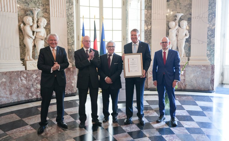 Politikai pályafutásáért, „a különböző etnikumok harmonikus együttélésének támogatásáért” díjazták Iohannist