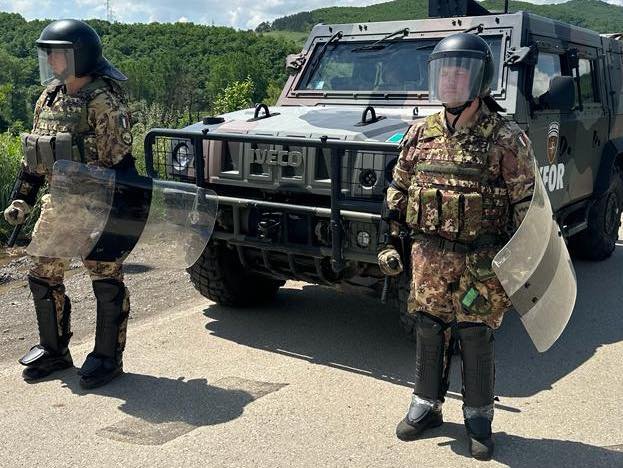 Egyre súlyosabb a helyzet Koszovóban, több KFOR-katona és civil is megsérült az összecsapásokban