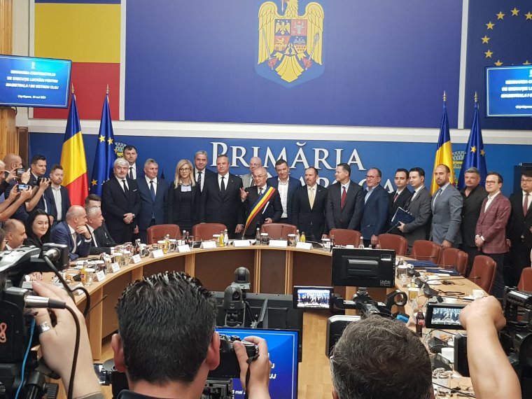 Botrány Kolozsváron a városházi alkalmazottaknak fizetett ülőmunkapótlék miatt
