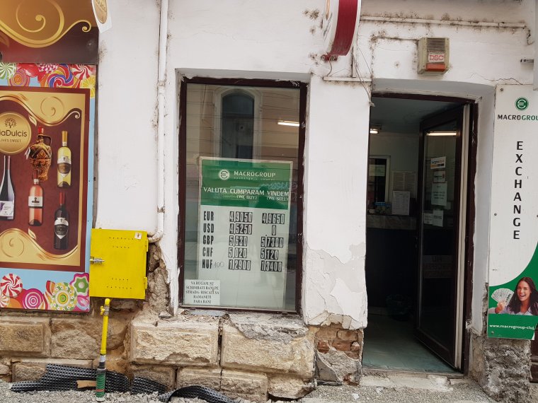 Újabb negatív csúcs: tovább gyengült a román deviza, 5 lejt meghaladó euróárfolyamot vetítenek előre az elemzők