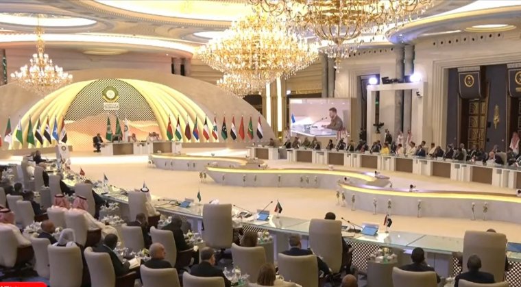 Több ukrajnai célpontot is eltaláltak az oroszok pénteken, Zelenszkij közben az Arab Liga csúcstalálkozójára utazott