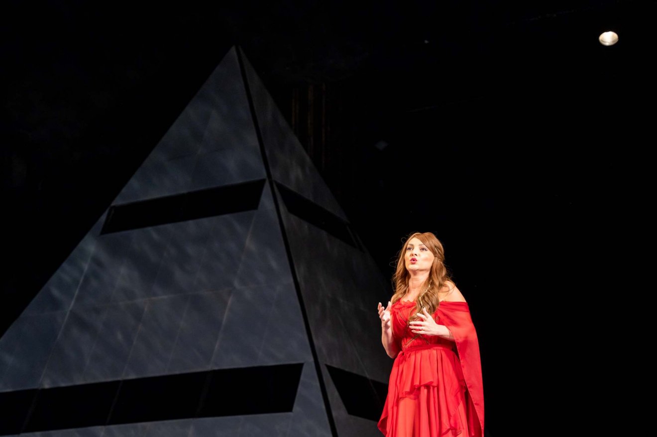 Aida, a rabnő, Amonasro etióp király lánya szerepét az egyik szereposztásban Egyed Apollónia alakítja •  Fotó: Kolozsvári Magyar Opera