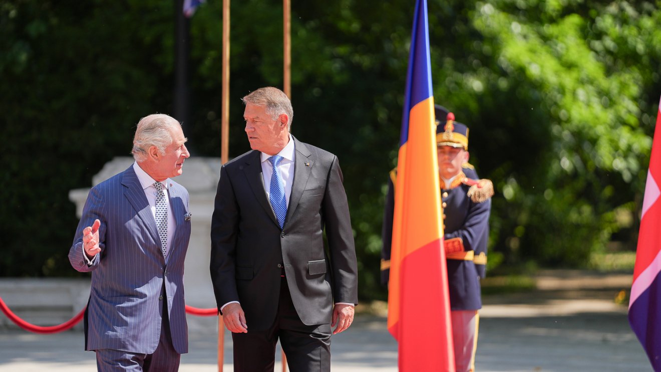 Klaus Iohannis román államfő katonai tiszteletadással fogadta az elnöki hivatalban a brit királyt •  Fotó: Presidency.ro