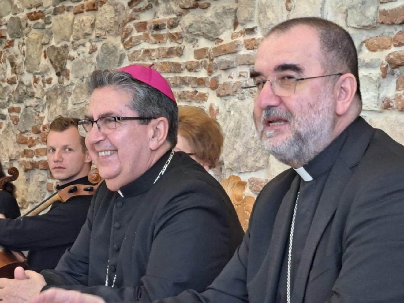 Kovács Gergely érsek (jobbra), aki hosszú ideig végzett szentszéki szolgálatot, olaszul kérdezte a szerzőt, és fordított a közönségnek •  Fotó: Bodó Márta