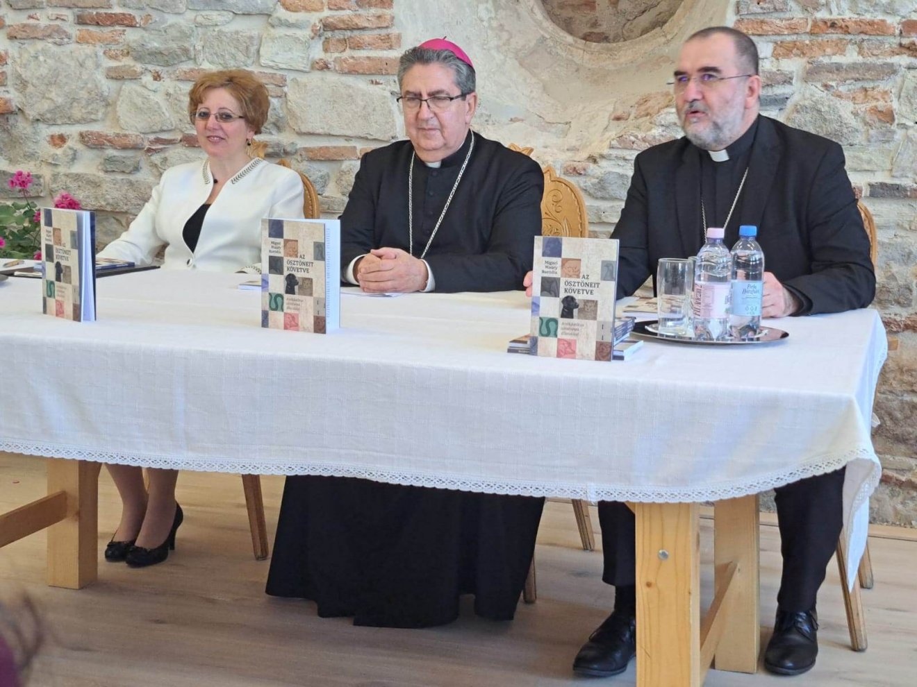 Schuller Hajnal, Miguel Maury Buendía apostoli nuncius és Kovács Gergely érsek •  Fotó: Bodó Márta