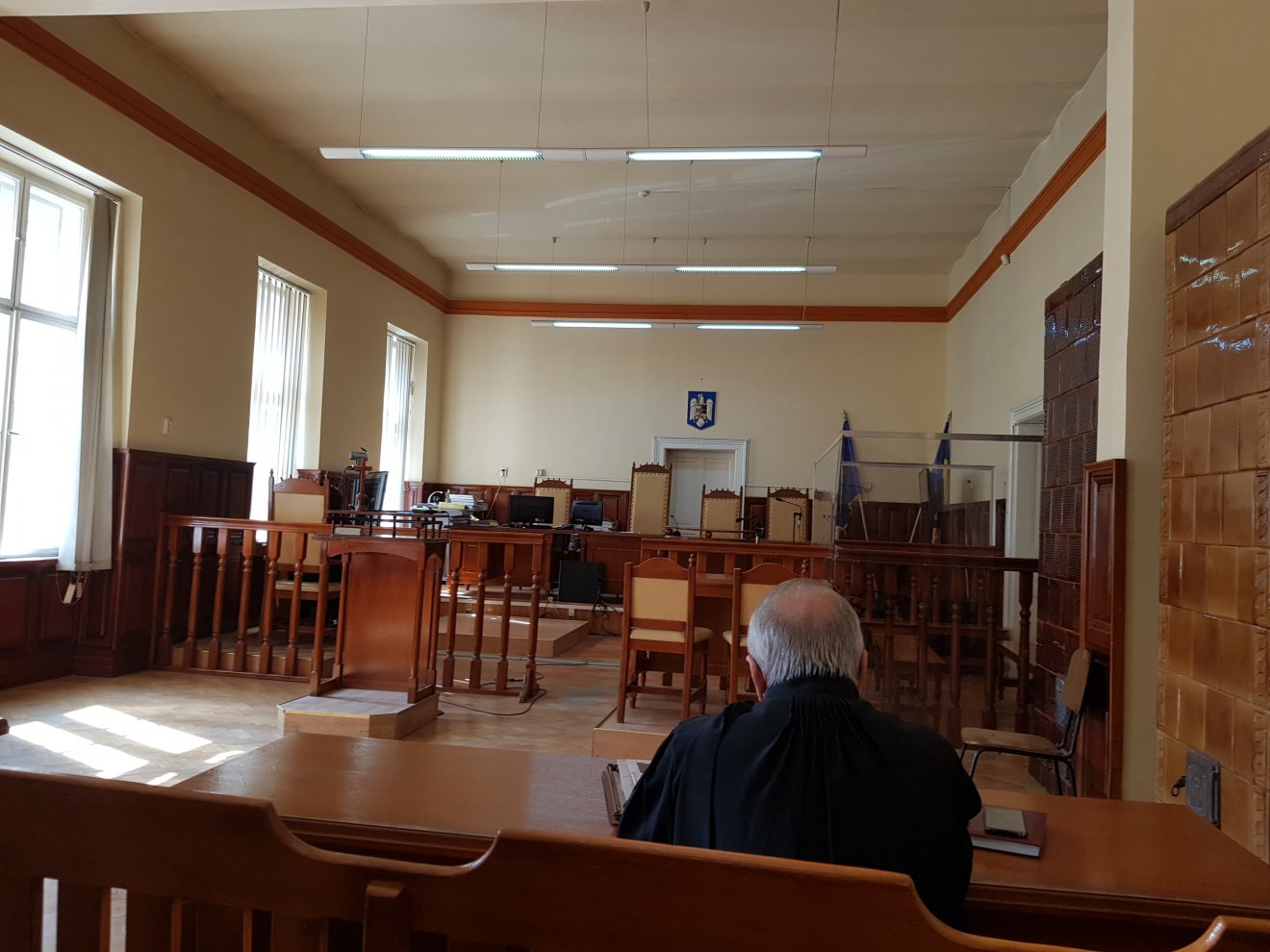 A büntetőper tárgyalására várva a kincses városi törvényszéken •  Fotó: Rostás Szabolcs