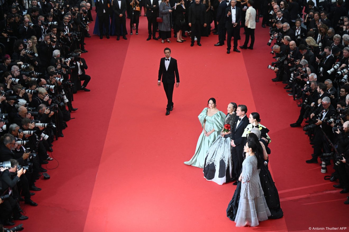 Többezres tömeg fogadta szombat este a 76. Cannes-i Nemzetközi Filmfesztiválon Scorsese új, Megfojtott virágok című filmjének alkotógárdáját •  Fotó: Cannes-i filmfesztivál/Facebook