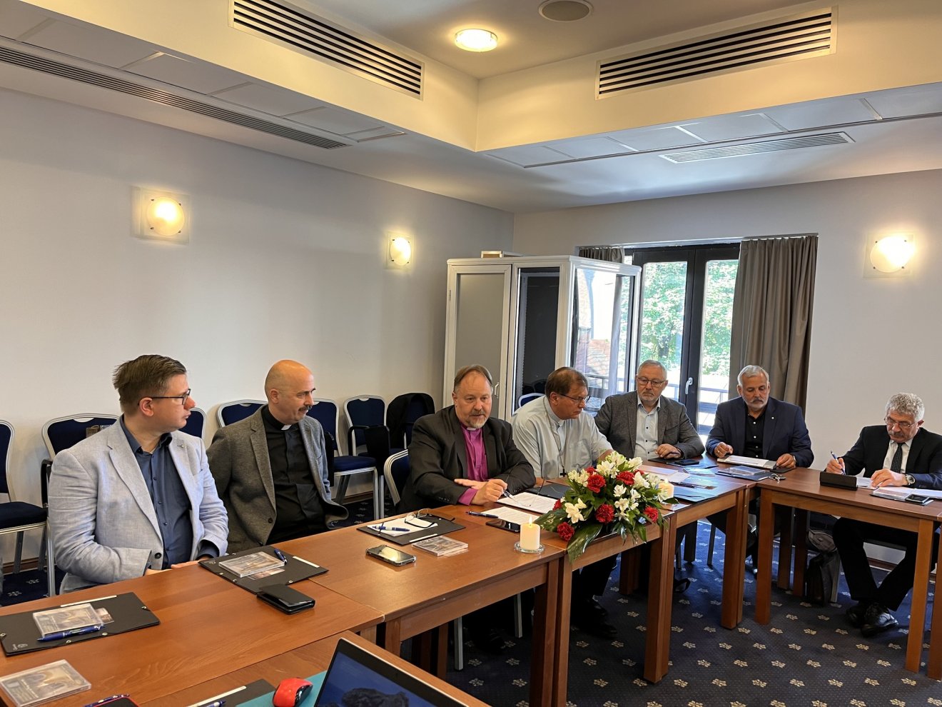 Kondor Péter, a Déli Evangélikus Egyházkerület püspöke (balról a második), mellette jobbra Adorjáni Dezső Zoltán, a Romániai Evangélikus-Lutheránus Egyház püspöke, Fabiny Tamás, a Magyarországi Evangélikus Egyház elnök-püspöke és Szemerei János, a Nyugati (Dunántúli) Egyházkerület püspöke •  Fotó: Romániai Evangélikus - Lutheránus Egyház/Facebook