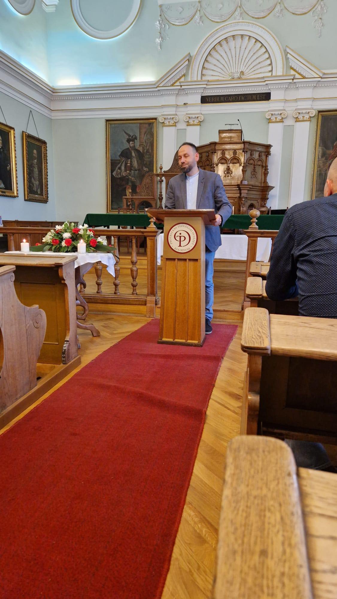 Fehér Attila lelkész, a Kolozsvári Egyházmegye Esperesi Hivatalának esperese értekezik a Protestáns Teológián tartott rendezvényen •  Fotó: Romániai Evangélikus - Lutheránus Egyház/Facebook