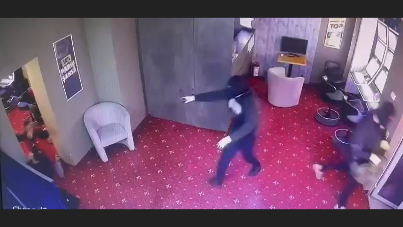 A rendőrség által közzétett videófelvétel egyik jelenete a kaszinórablásról •  Fotó: Videófelvétel