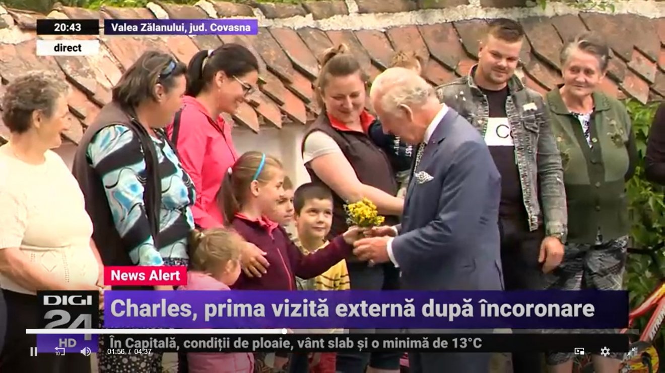 Virágot nyújt át egy kislány a brit uralkodónak •  Fotó: Videófelvétel