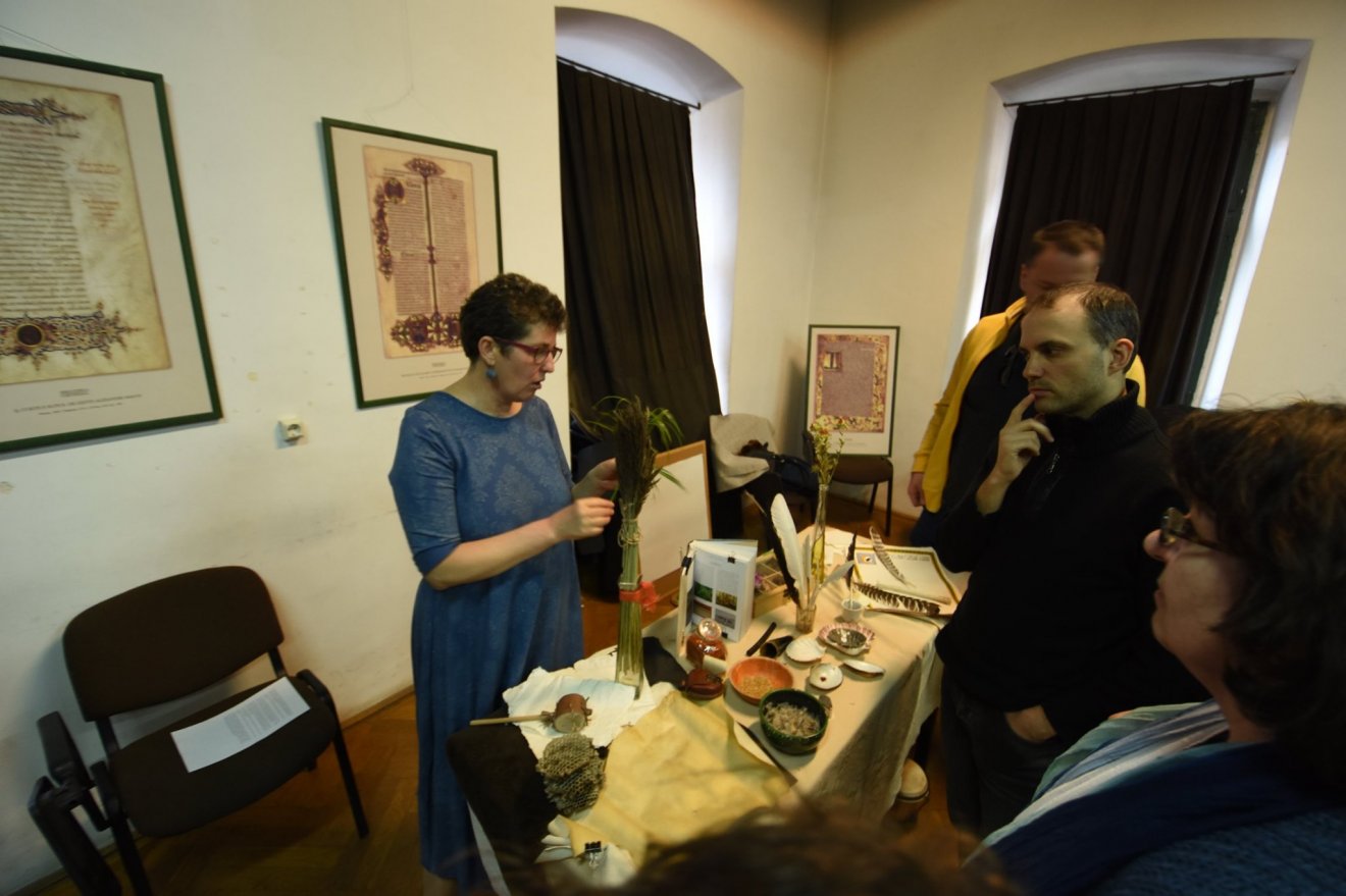 Macalik Kunigunda biológus, egyetemi oktató (balra) előadást tart a növényekről •  Fotó: Macalik Kunigunda/Facebook