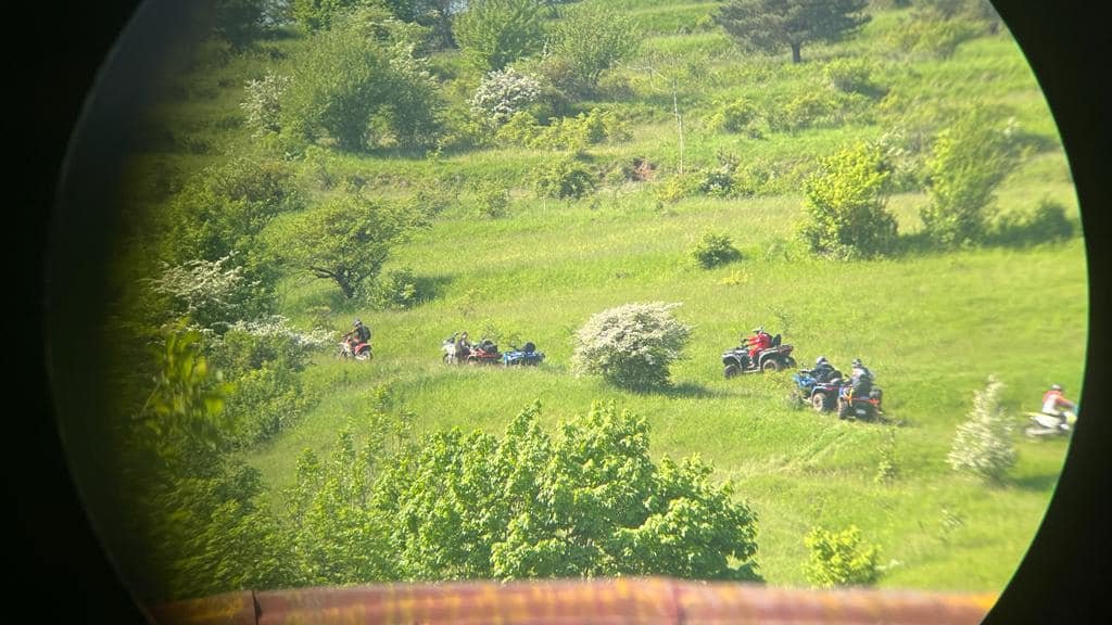 Quadokkal terepező fiatalok Tordaszentlászló határában •  Fotó: OPMCB/Facebook
