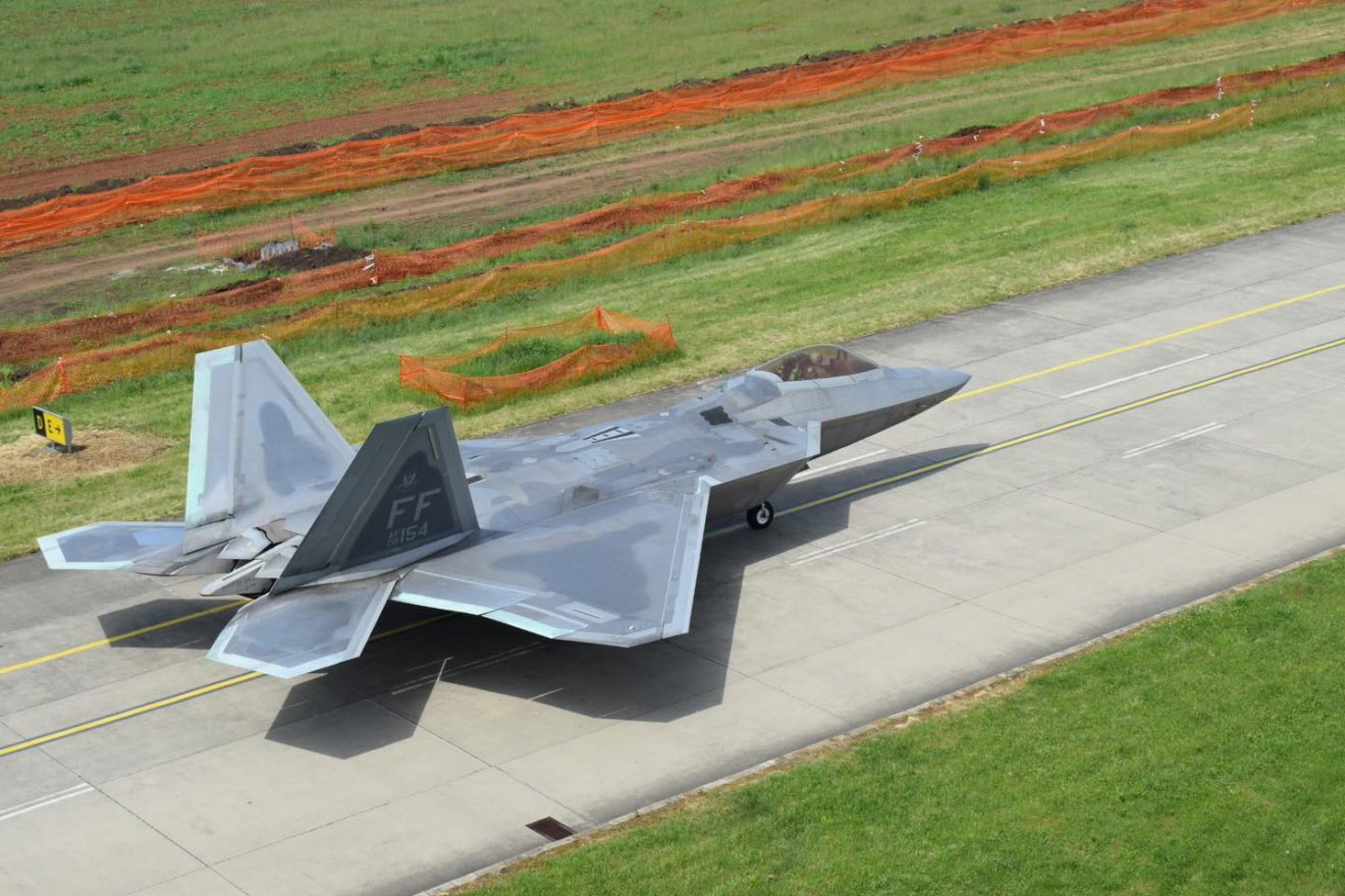 Egy F–22 Raptor Aranyosgyéresen •  Fotó: Andreea Oniță/71-es légi bázis