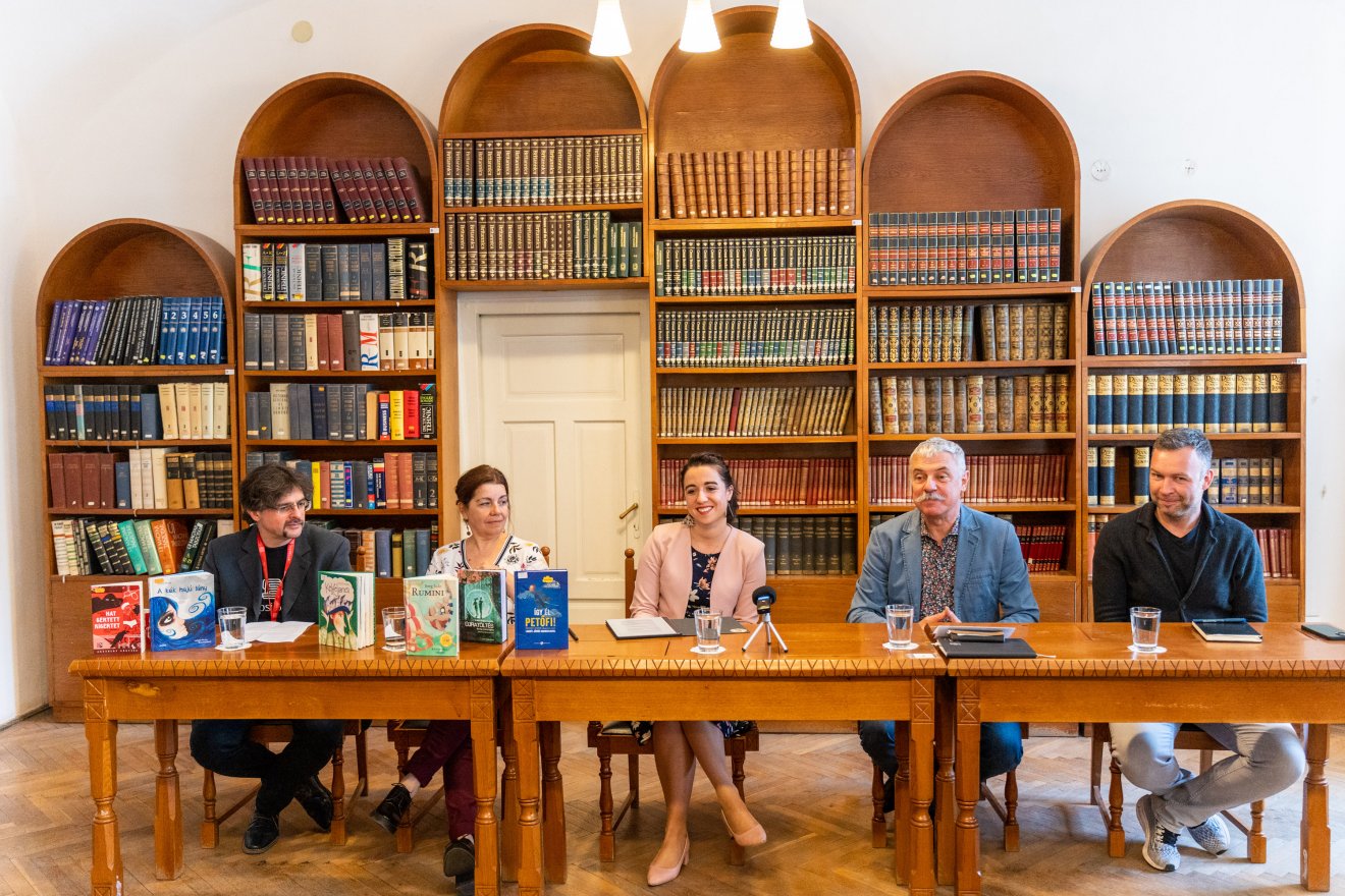 Szonda Szabolcs, Hollanda Andrea, Vargha Fruzsina, Tamás Sándor és Gombos Zoltán a SepsiBook kiértékelő sajtótájékoztatóján •  Fotó: Kocsis B. János