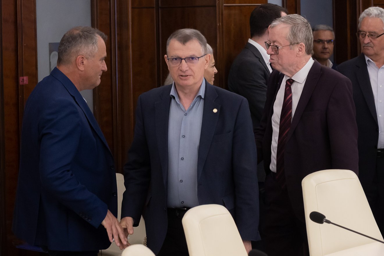 Marius Nistor (középen) szerint jelenleg sem a szakszervezeteknek, sem az oktatásban dolgozóknak nem áll módjukban kompromisszumot kötni •  Fotó: Gov.ro