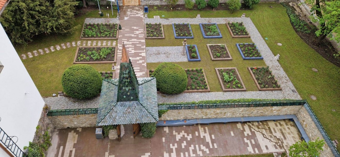 Az épületegyüttest szervesen egészíti ki az azt körülvevő dendrológiai park •  Fotó: Székely Nemzeti Múzeum