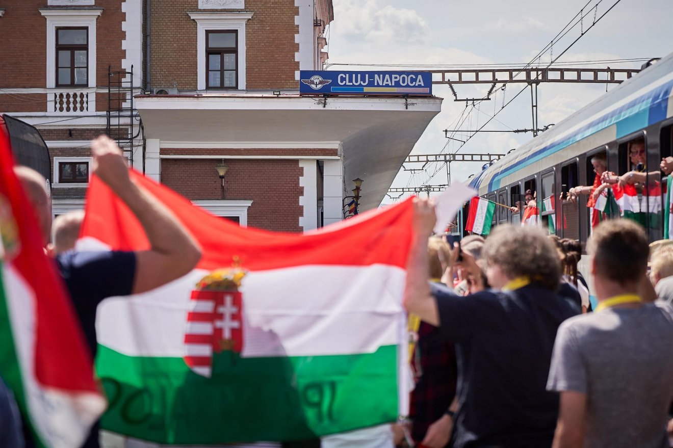Imával, zenével, tánccal fogadták a Budapestről a csíksomlyói pünkösdi búcsúra tartó Boldogasszony Zarándokvonatot a kolozsvári vasútállomáson összegyűltek csütörtökön kora délután. •  Fotó: Magyarország Főkonzulátusa Kolozsvár/Facebook
