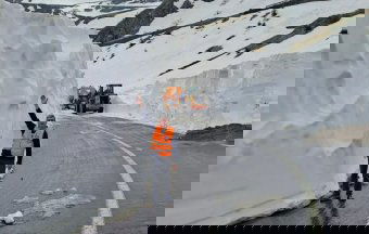 Hol a nyár? Ötméteres hóréteggel küzdenek a Transzfogarasi úton (videóval)