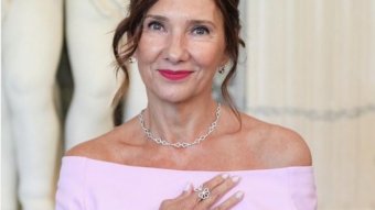 Elnöki hivatal: Carmen Iohannis csak kölcsönbe kapta a drága ékszereket, román tervezőket akart népszerűsíteni