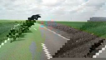 Szamárfogattal, négy gyerekkel, két kutyával tart Palesztinába, jelenleg Temes megyében gyalogol egy franciaországi házaspár