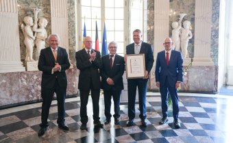 Politikai pályafutásáért, „a különböző etnikumok harmonikus együttélésének támogatásáért” díjazták Iohannist
