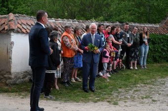 Felmérés: jobban bíznak a romániaiak III. Károly királyban, mint Trumpban