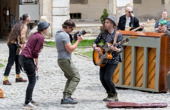 Kolozsvár nyitottságát és a város pezsgését biztosító szervezeteket mutatja be a Mano & Gregor új klipje