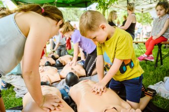 Ami az iskolai oktatásból hiányzik – Életmentést is tanít gyerekeknek az Erdély nyolc városában működő MCC tehetségprogramja