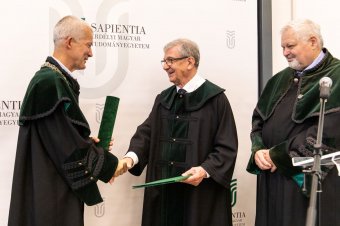 Maróth Miklós orientalista egyetemi tanárt, az Akadémia volt alelnökét kitüntette a Sapientia Csíkszeredában
