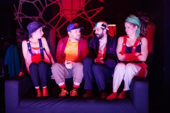 Gyerekként előre látni életünk filmjét – Garaczi László Ovibrader című darabjából készült kocsmaszínházi produkció Csíkban