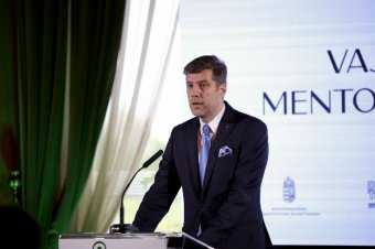 Helyettes államtitkár: Trianon tragédiája a nemzeti összetartozás próbatétele