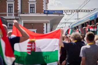 Imával, zenével, tánccal fogadták Kolozsváron a csíksomlyói búcsúba tartó Boldogasszony Zarándokvonatot (videóval)