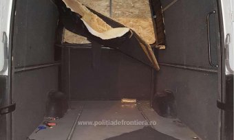 Deszkák, lemezek közé bújva próbáltak átjutni a magyar–román határon a migránsok