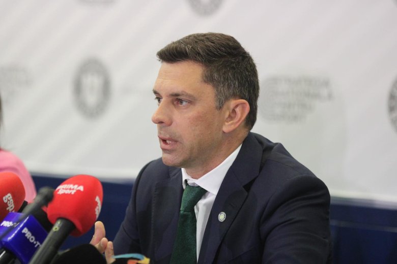 Kihirdetés helyett megtámadta az államfő a Novák-törvényt