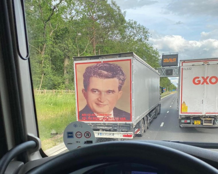 Nosztalgiakamion a román diktátor arcképével