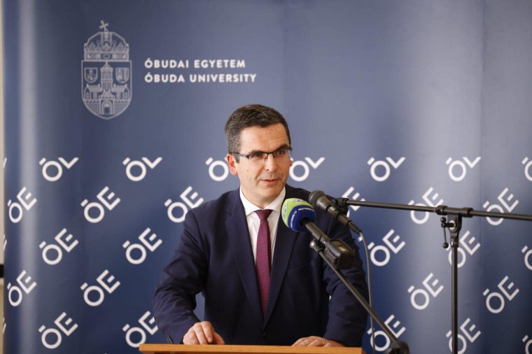 Egyenes gerinccel szórványból a budapesti rektori címig: Kovács Levente életútjáról, az informatika „gyógyerejéről”