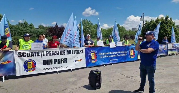 Utcára vonultak a különnyugdíjukat féltő, pótléknövelést követelő rendőrök