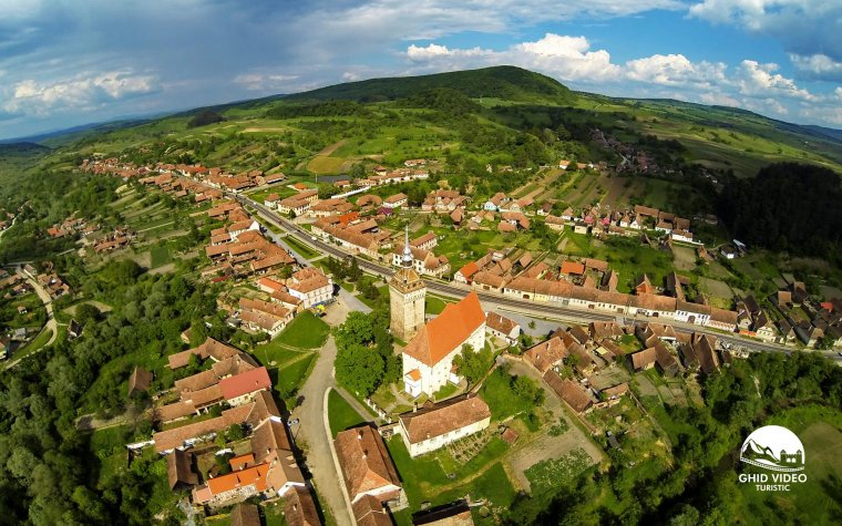 Napelemek veszélyeztetik a világörökség részét képező Szászkézd épített örökségét